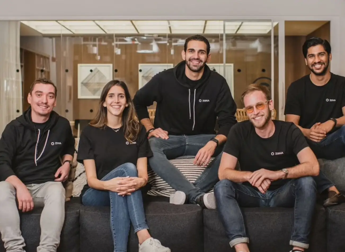 رابط لمقال عن الجولة التأسيسية لزينة على ذا فينتك تايمز.